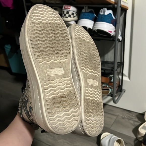 MADDEN GIRL Womens Beige Snake Round Toe Platform Lace-Up Athletic Sneaker Shoes - Picture 4 of 5